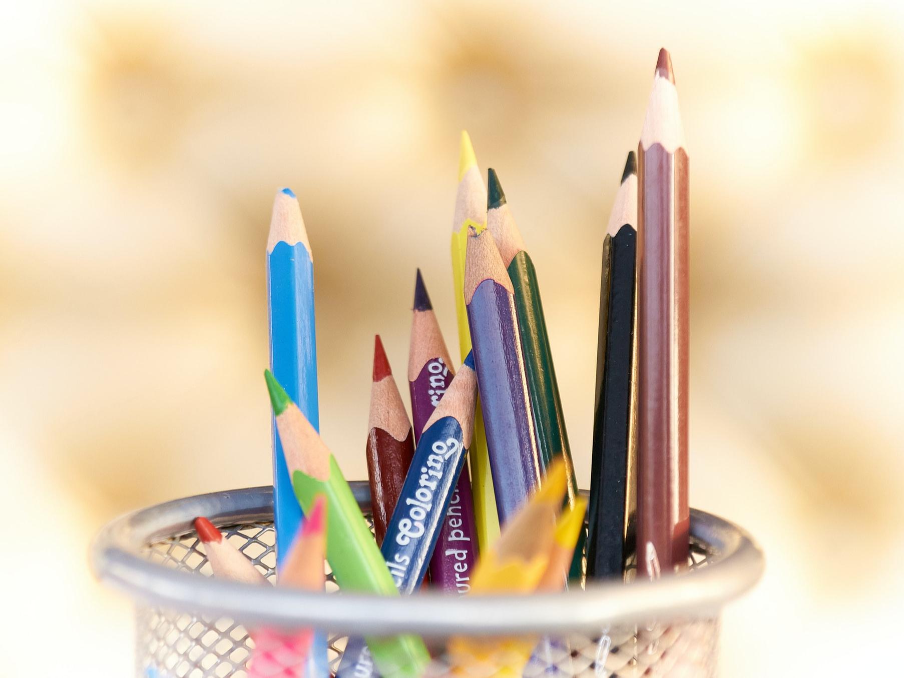 shallow focus photography of pencils on desk rack